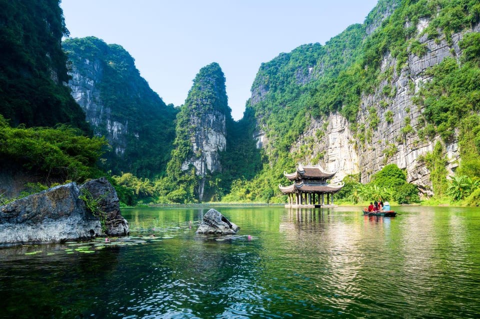 trang an boat tour from ninh binh